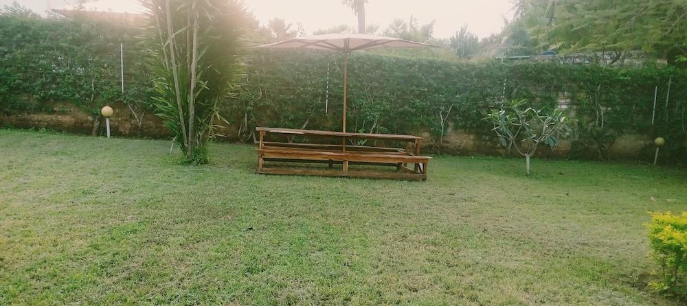 Four shells apartments diani