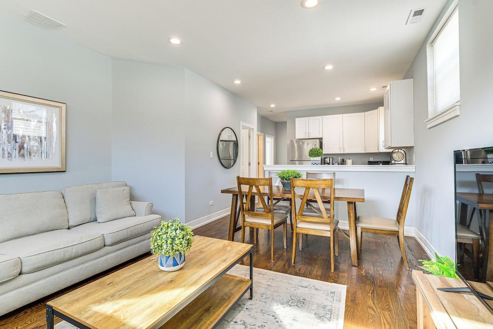 Walk to Blue Line: Sleek Apartment in Bucktown!