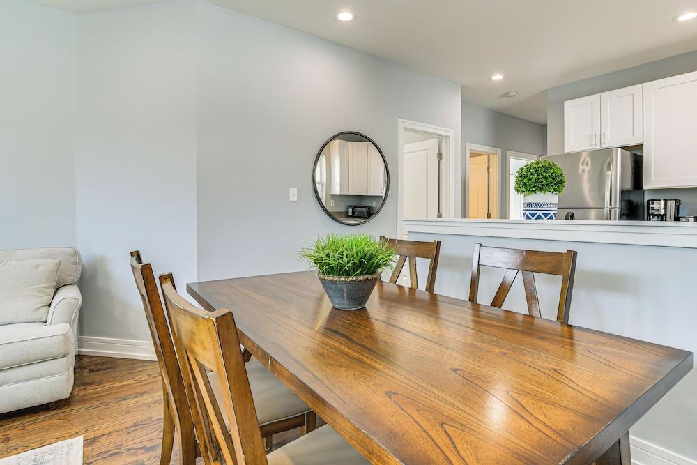 Walk to Blue Line: Sleek Apartment in Bucktown!