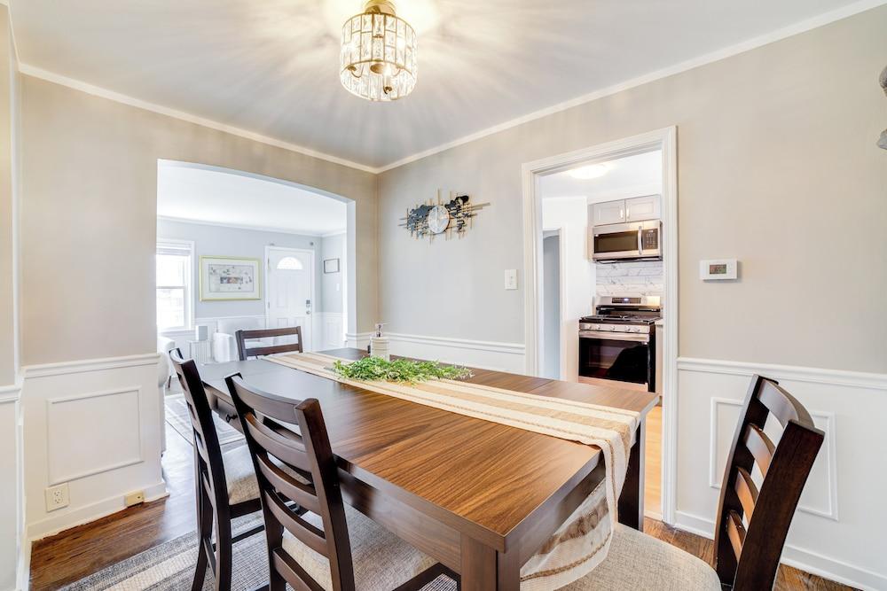 2 Mi to Calumet Park & Beach: Windy City Escape!