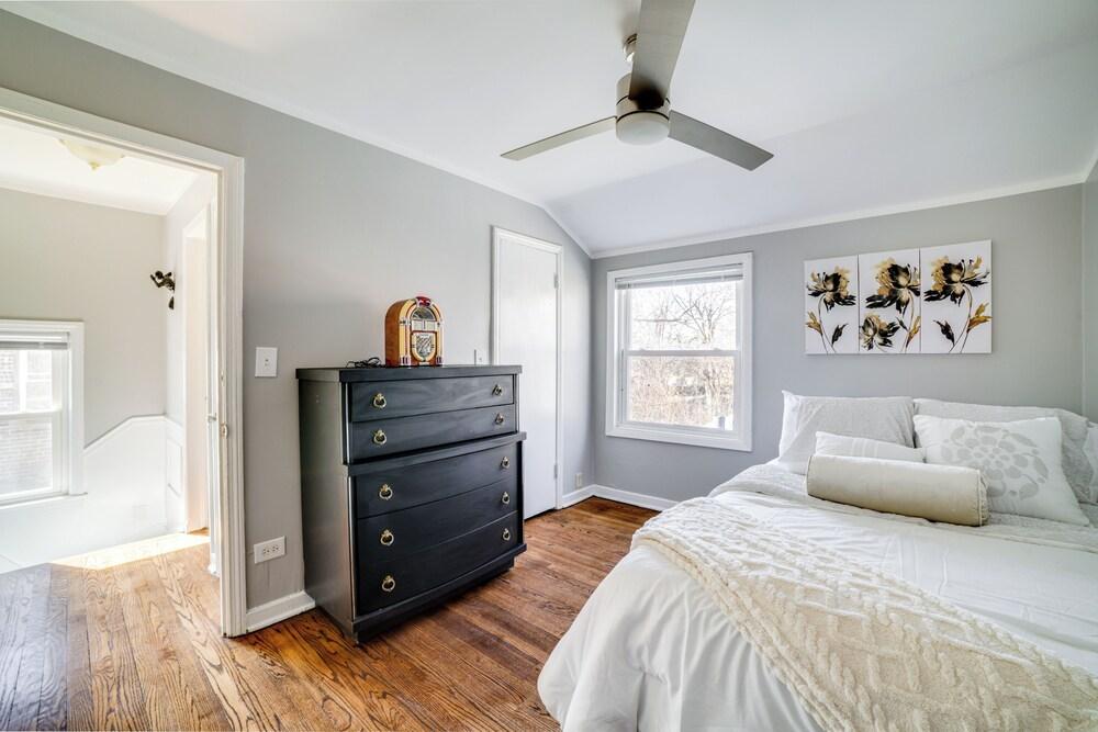 2 Mi to Calumet Park & Beach: Windy City Escape!