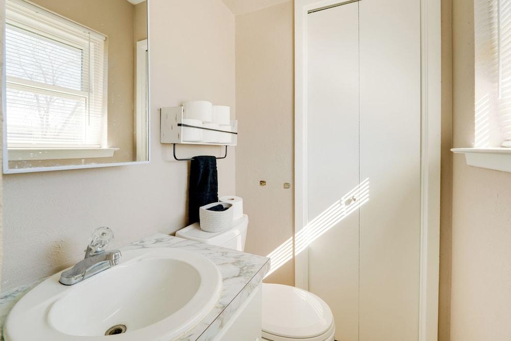 3 Mi to Dtwn Denton: Getaway w/ Furnished Patio!