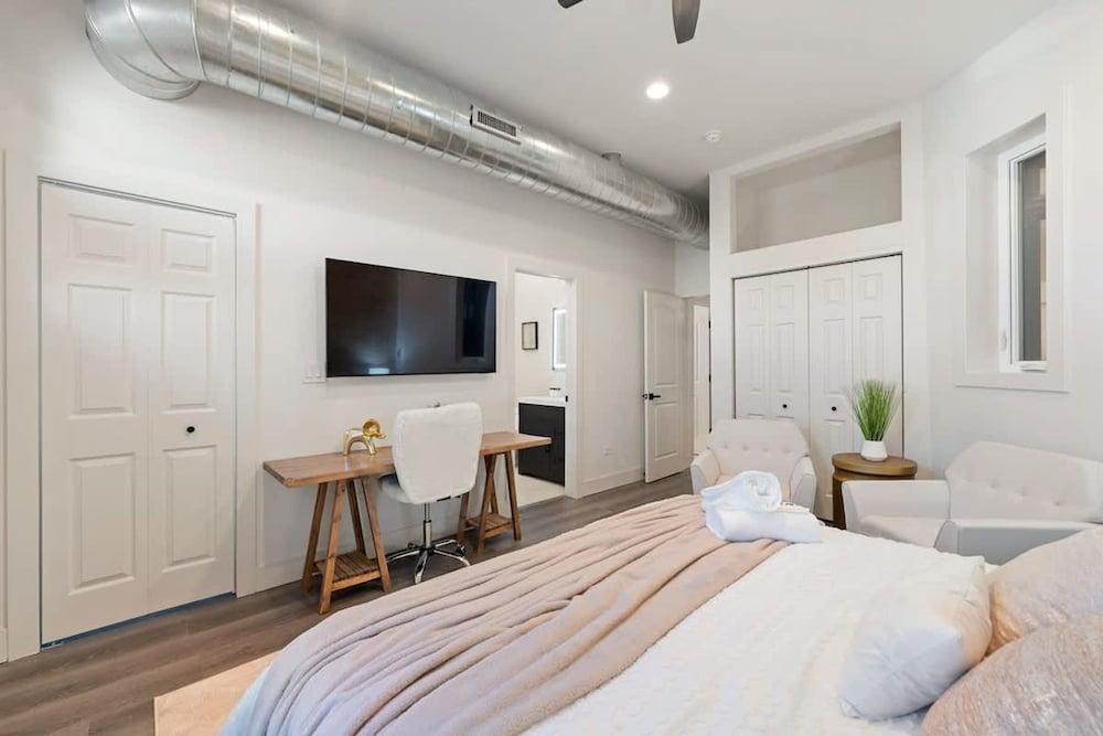 Luxury 2BR Condo in Wicker Park