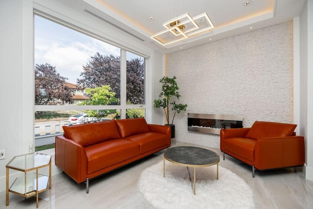 Centrally-located Luxury Home With Views Cinema