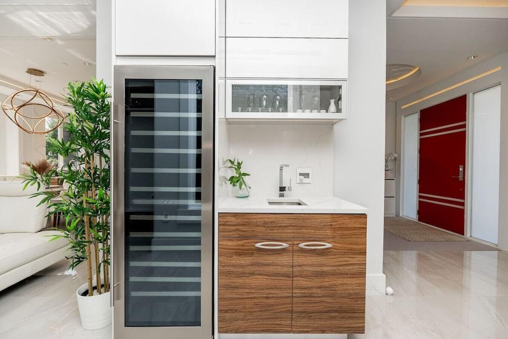 Centrally-located Luxury Home With Views Cinema