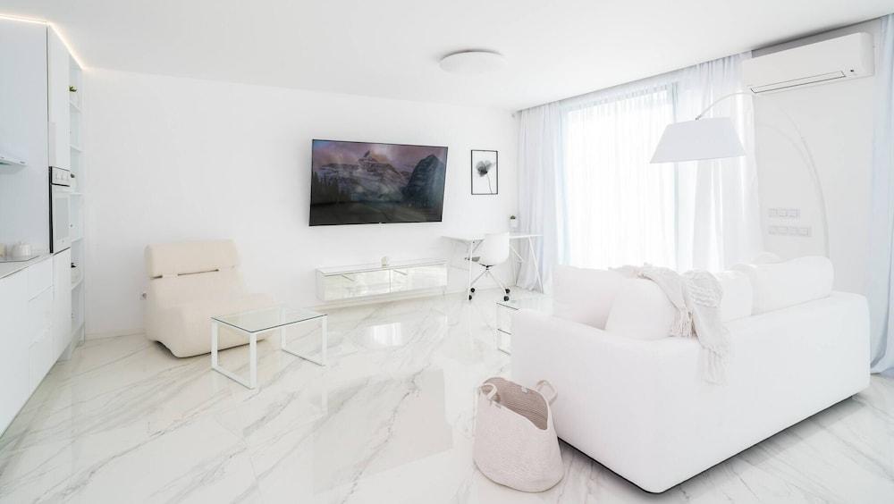 Emirates White Sensation