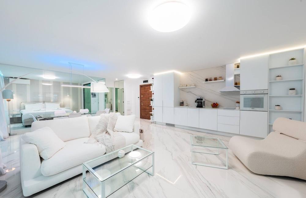 Emirates White Sensation