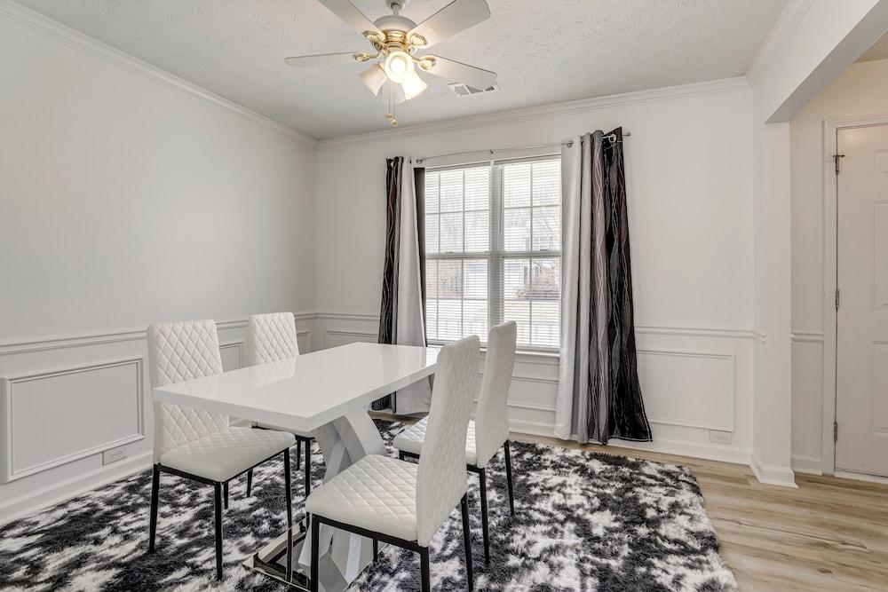 14 Mi to Lake Lanier: Family Home w/ Yard