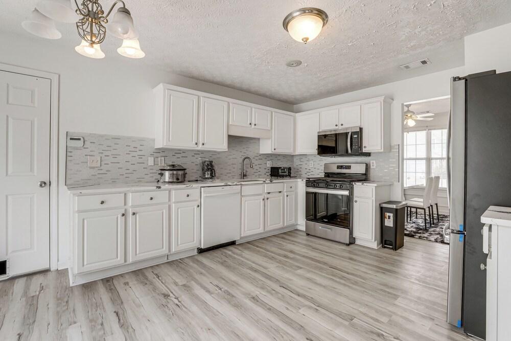 14 Mi to Lake Lanier: Family Home w/ Yard