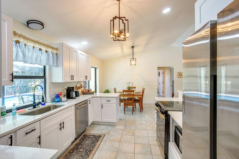 10 Mi to Beaches: Port Charlotte Paradise