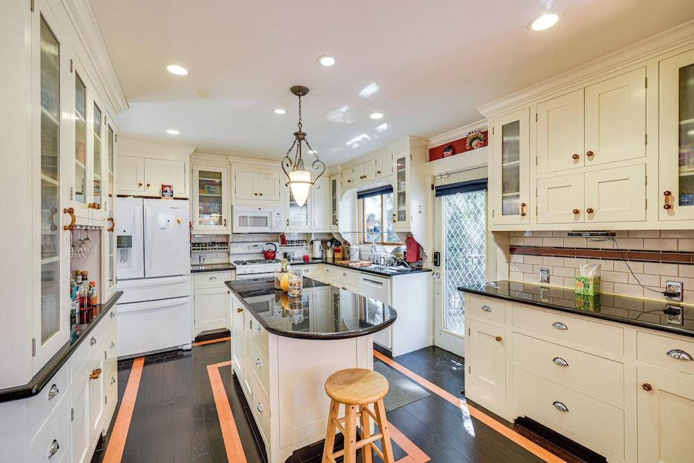 6 Blocks to Sjsu: Cozy Bungalow w/ Deck & Koi Pond