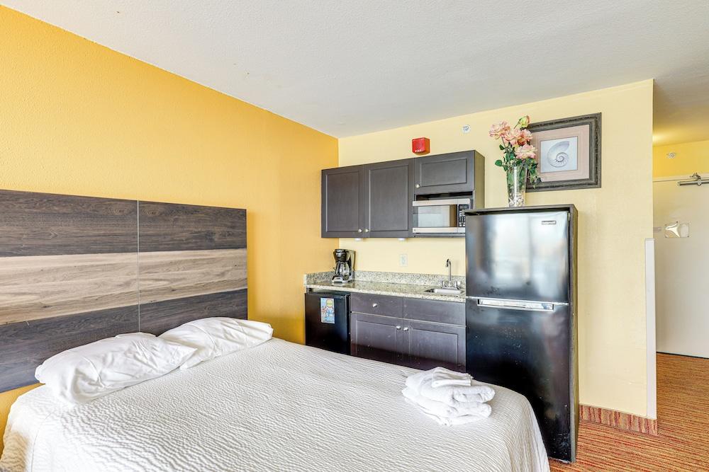 Pools & Spas: Beachfront Studio at Landmark Resort