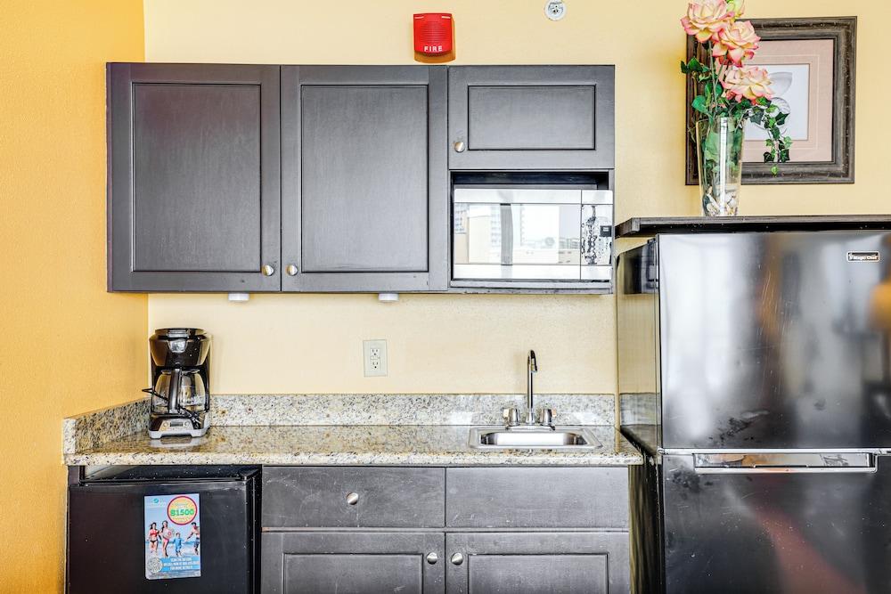 Pools & Spas: Beachfront Studio at Landmark Resort