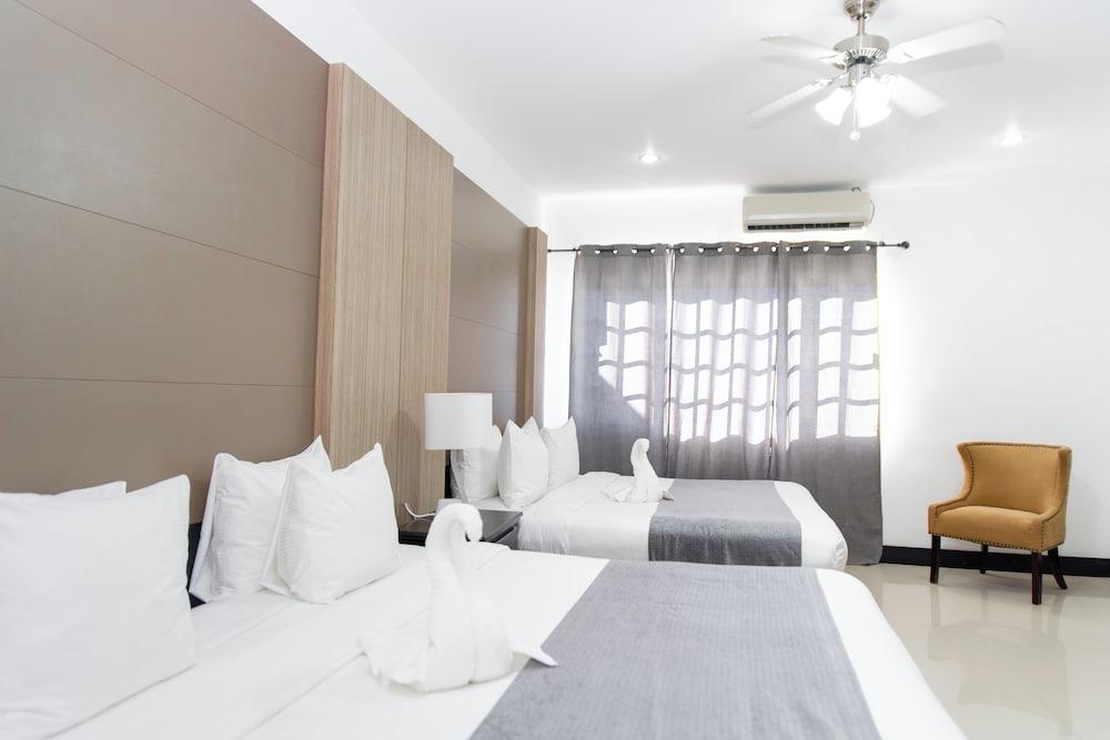 Pickwick Park View Hotel