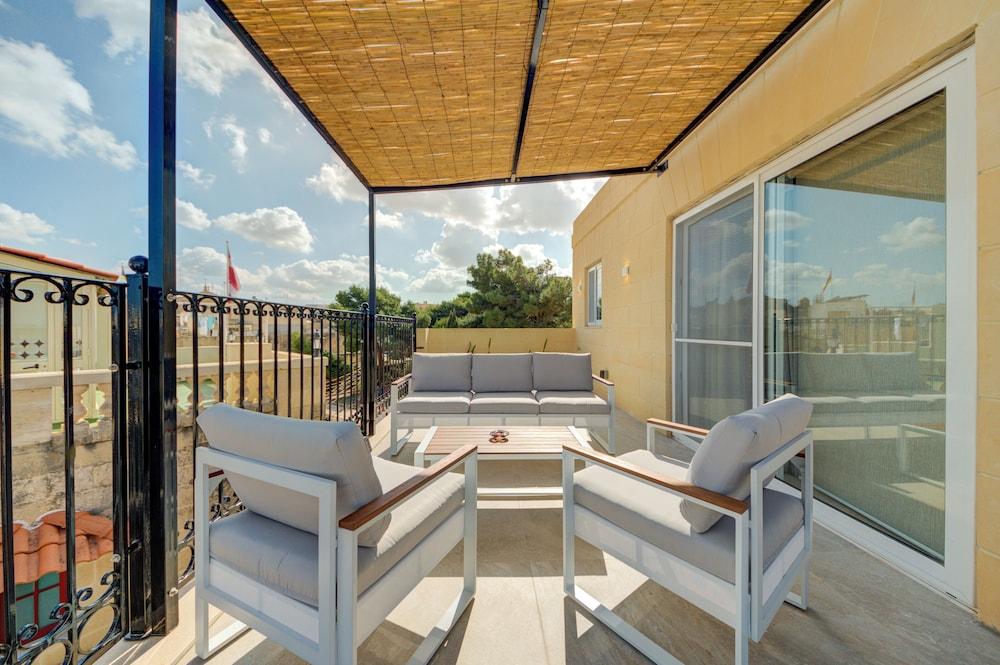 Room-ta Karmenu A Modern Room in 800 yea