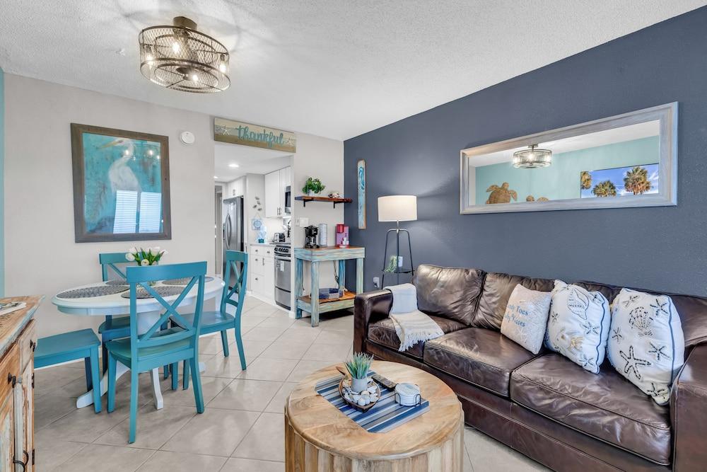 Oceanfront Resort, Great Views, King Bed, 7 Pools!