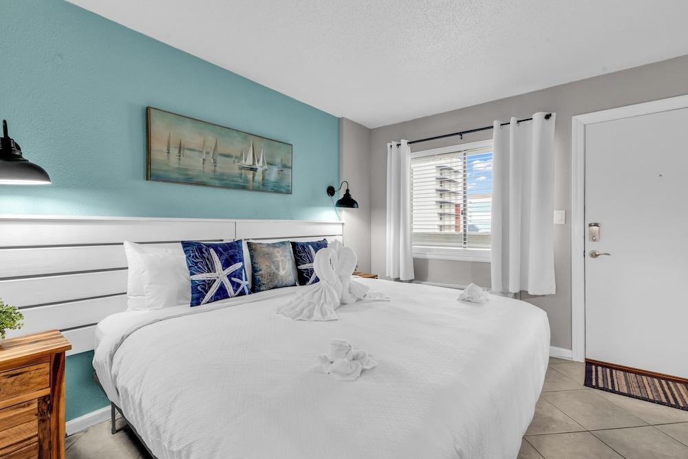 Oceanfront Resort, Great Views, King Bed, 7 Pools!