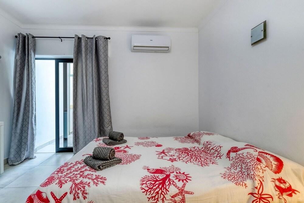 Azula Bright and Airy 2 Bedroom Apartment With p