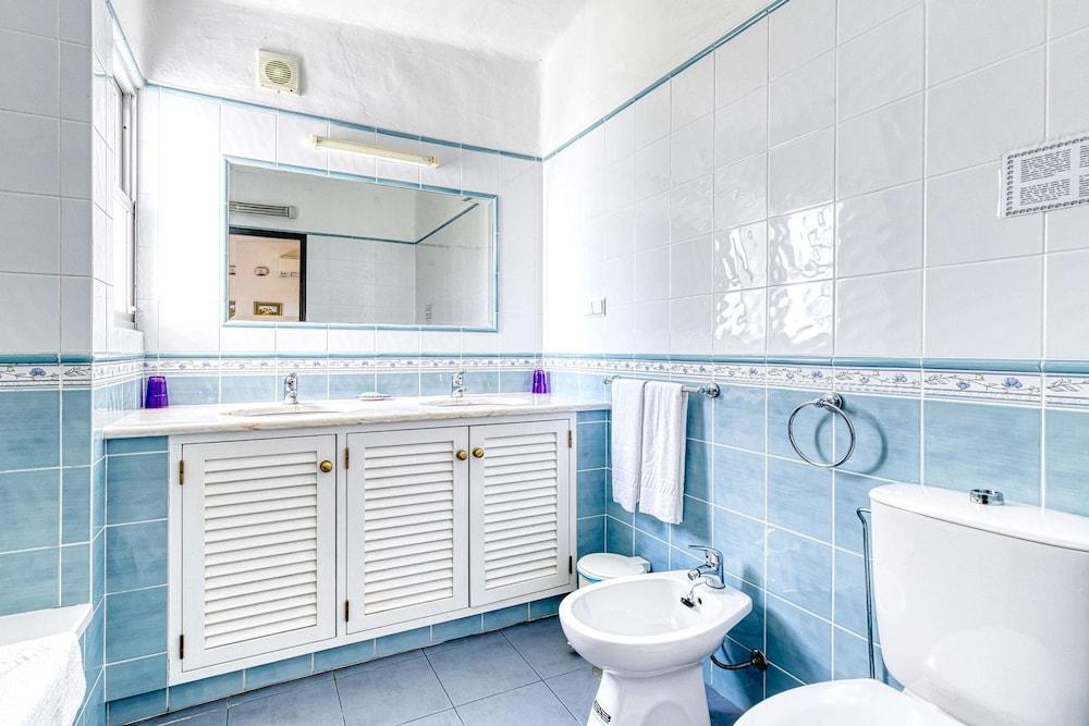 14B Quinta do Paraiso Amazing House Located in t