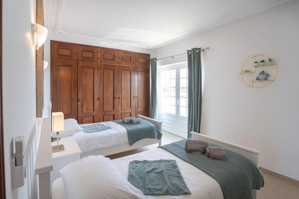 10 Marinha Two Bed Apt At Award Wining Beach