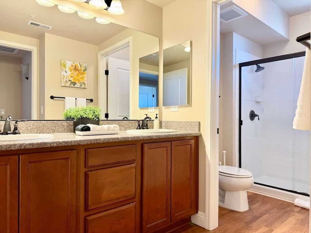 New Stylish 1BR Apt With Heated Pool Gym Yoga Studio