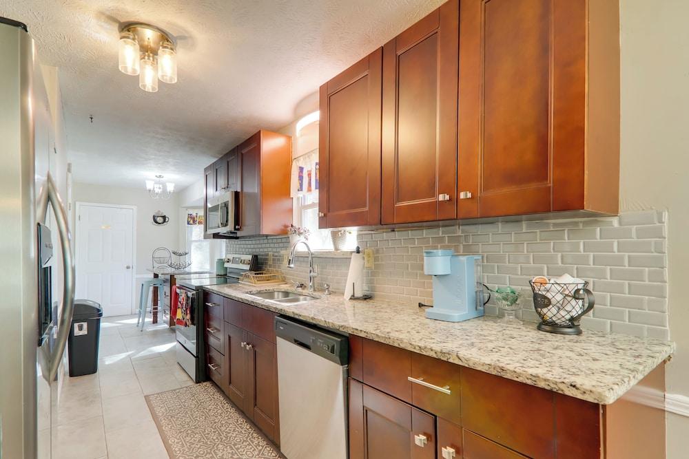 6 Mi to Stone Mtn Park: The Forrest Home w/ Deck