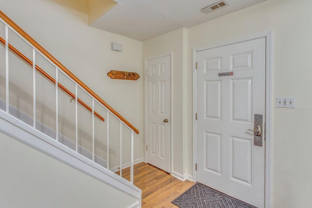 Walk to Myrtle Beach: Townhome w/ Pool Access