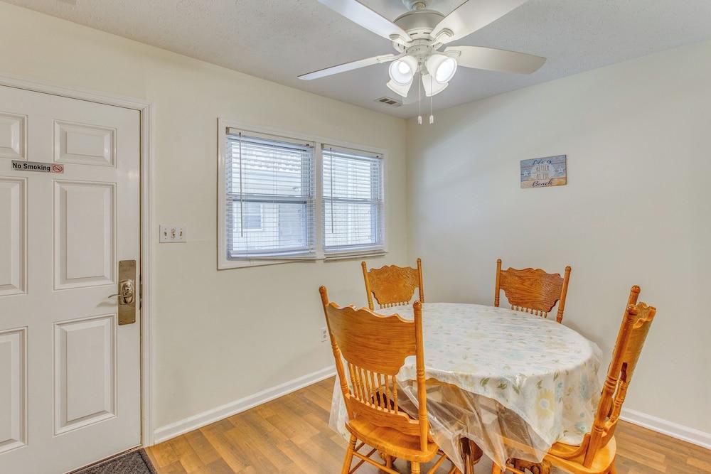 Walk to Myrtle Beach: Townhome w/ Pool Access