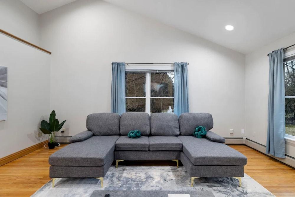 Cozy Winter Escape 1 Hour From NYC Trails Nearby