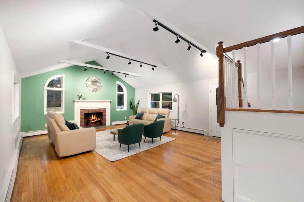 Cozy Winter Escape 1 Hour From NYC Trails Nearby