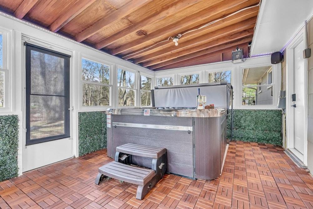 Fall Getaway With Hot Tub Fire Pit and Games