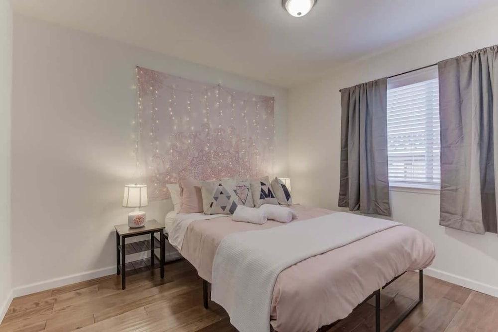 @ Marbella Lane - Boho 'n Sleek Rtreat Pool Tble