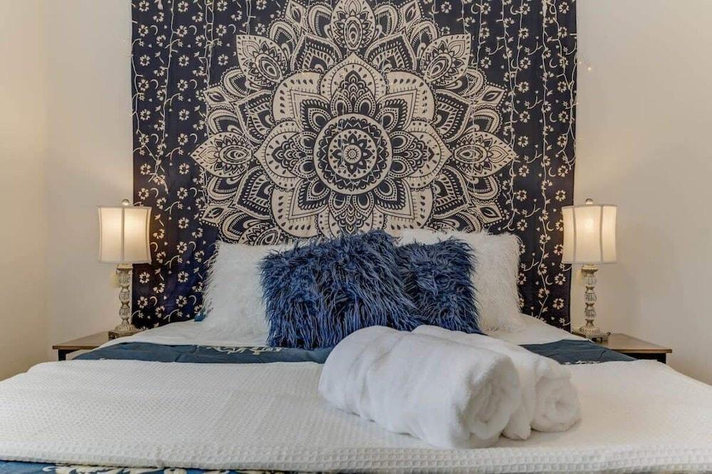 @ Marbella Lane - Boho 'n Sleek Rtreat Pool Tble