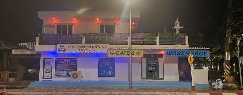 ISLAND HOPPERZ HOSTEL CAFE WORKSPACE BUD