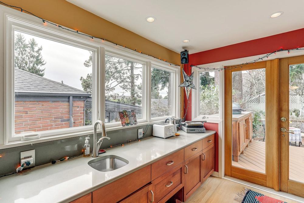 6 Mi to Downtown: Walkable Seattle Home w/ Hot Tub