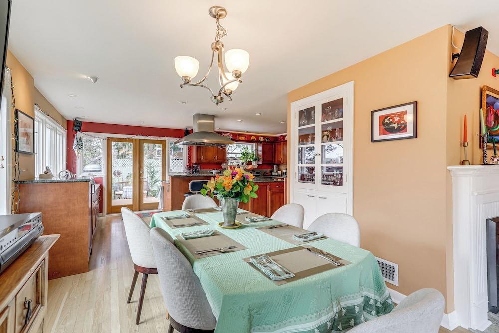 6 Mi to Downtown: Walkable Seattle Home w/ Hot Tub