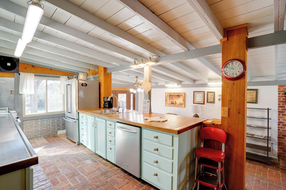 On-site River Access: Fishing Retreat in Granbury!