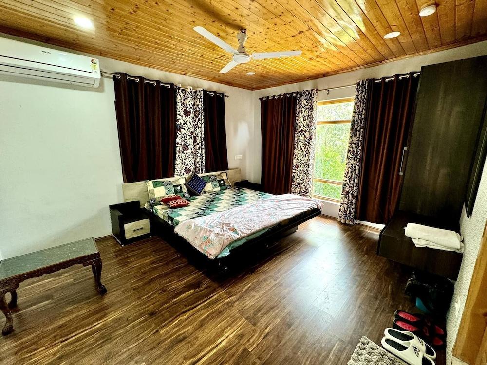 Room-sunset View Over Dal Lake 4