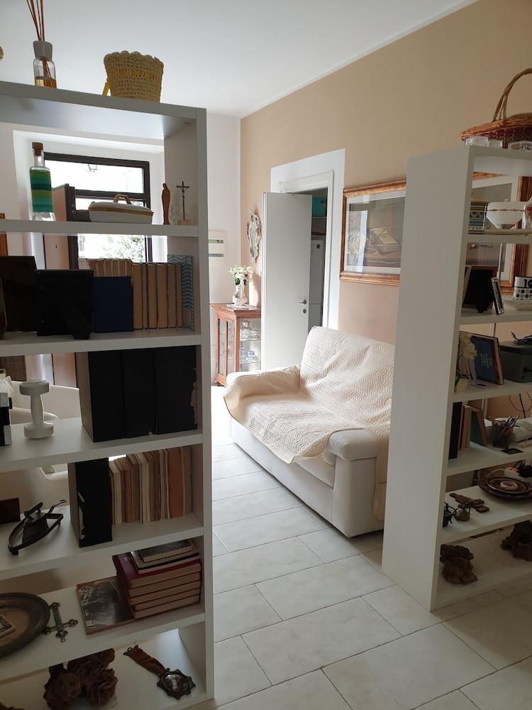 DUETERRE ROOM & HOST