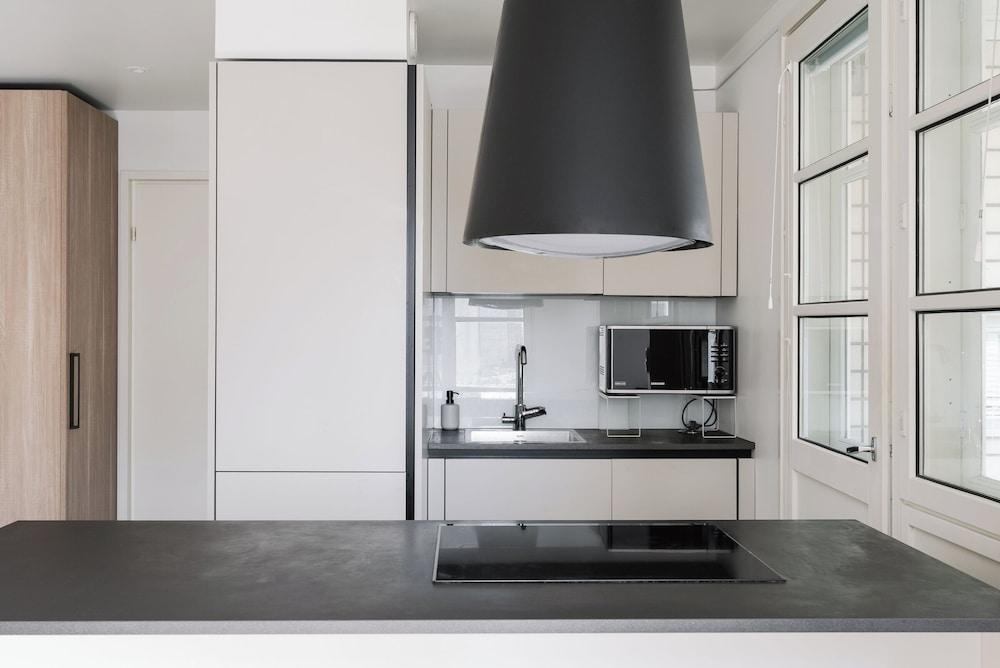 Modern 1BR Apartment with Balcony