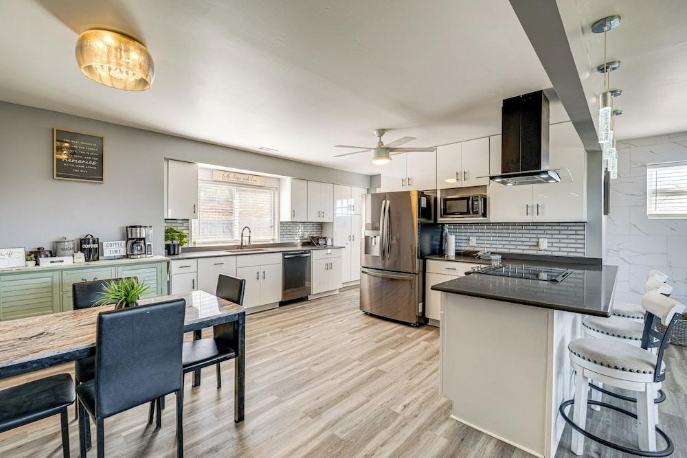 5 Mi to Dtwn: Family-friendly Home in Roanoke!