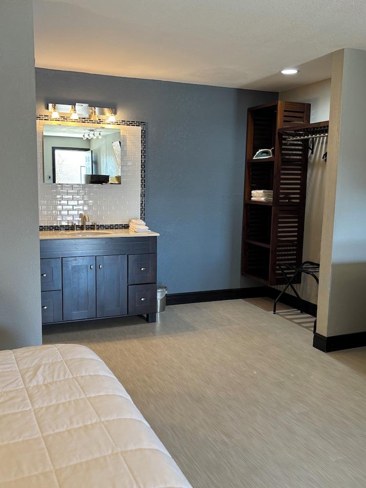 Twin Lakes Inn and RV