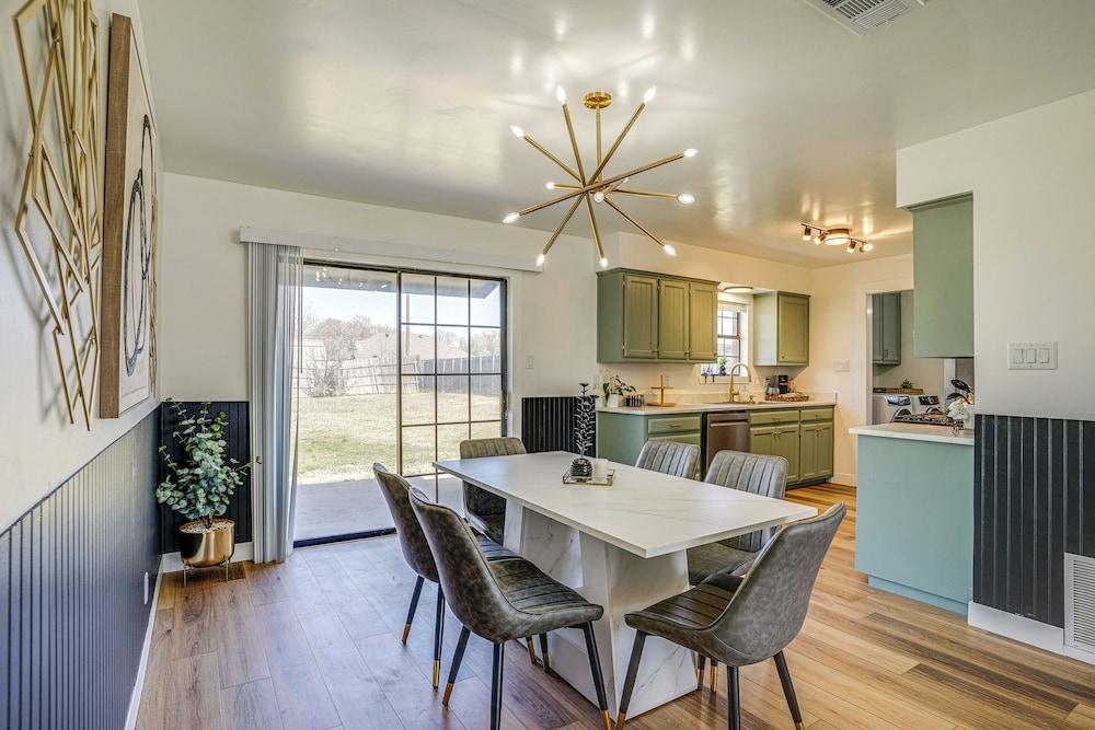 7 Mi to Lake Bridgeport: Home w/ Yard & Grill!