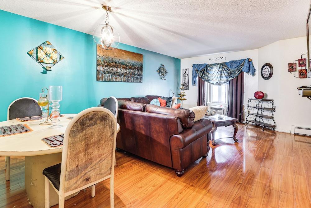 3 Mi to Dtwn New Haven: Colorful Condo w/ Yard!