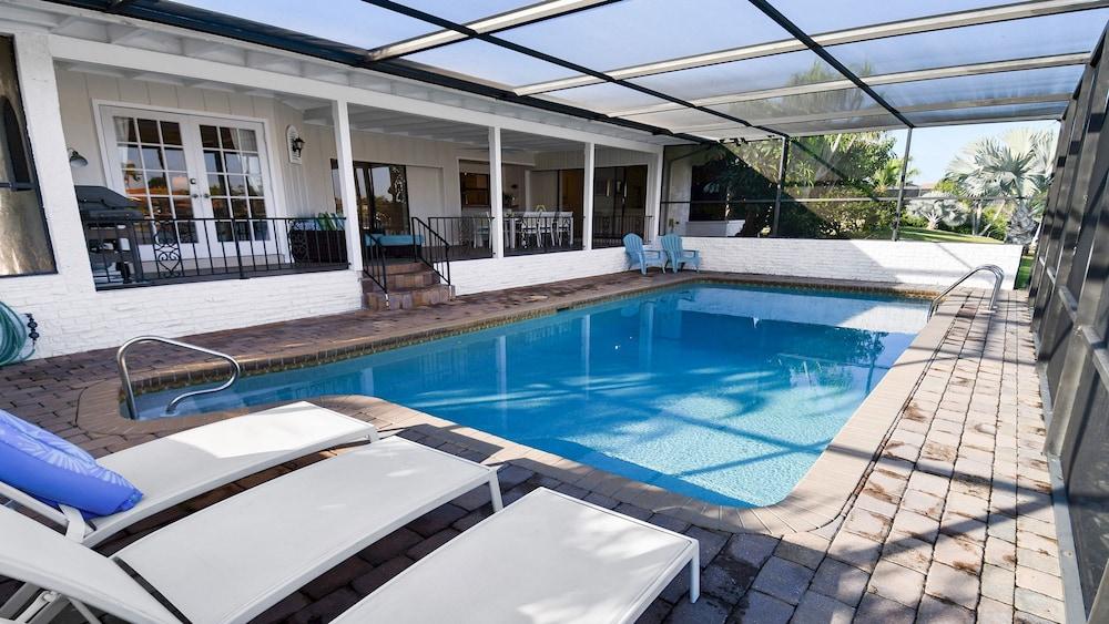 Amazing - 4 Bed Billiard Table Luxury Canal Pool