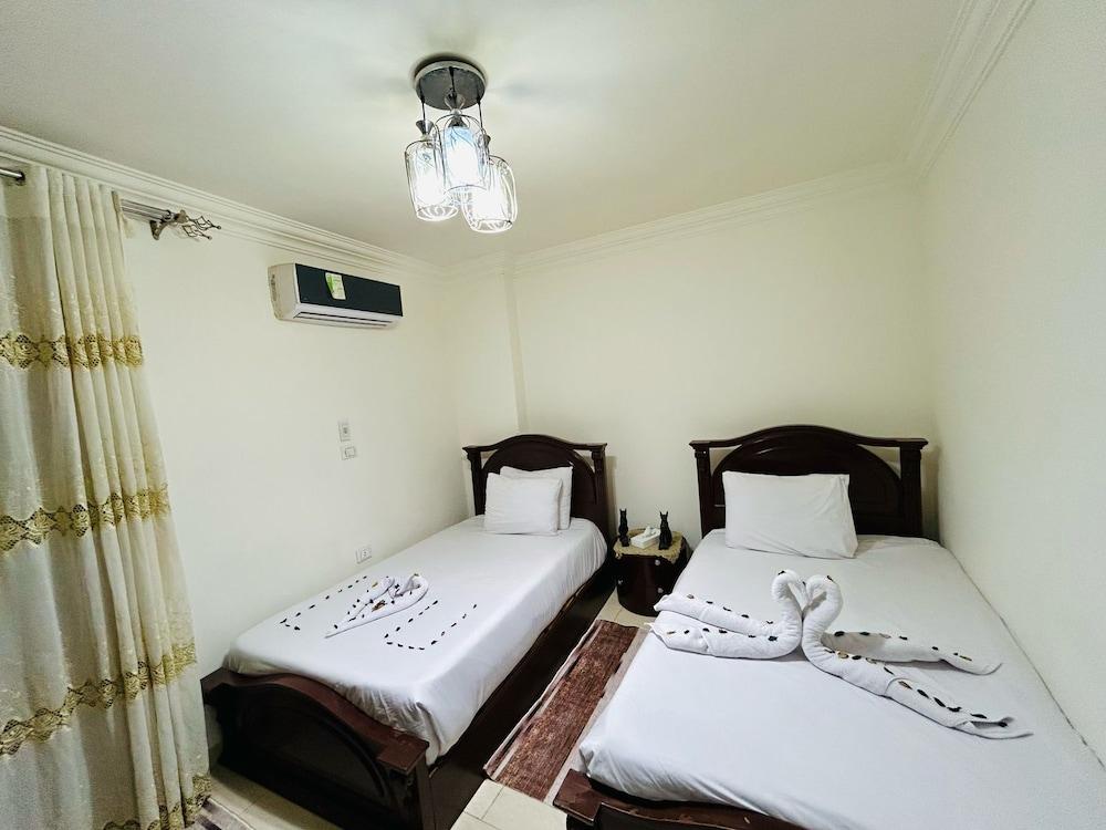 Bastet Pyramids View Inn