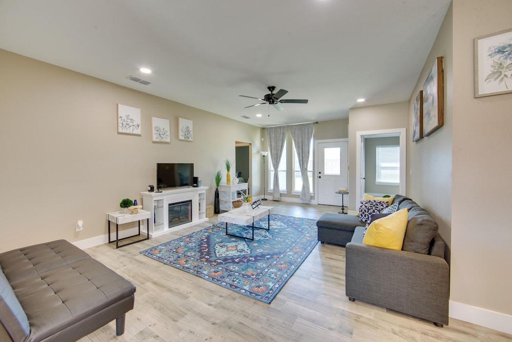 8 Mi to State Park: Home w/ Fenced Yard in Lindale