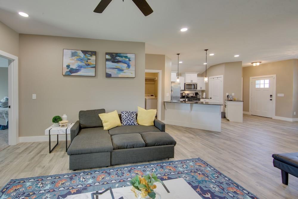 8 Mi to State Park: Home w/ Fenced Yard in Lindale