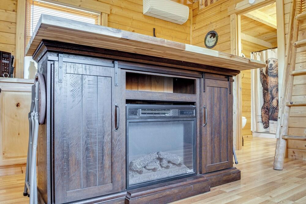 Fire Pit + Pool Access: Cozy Cabin in Sevierville!