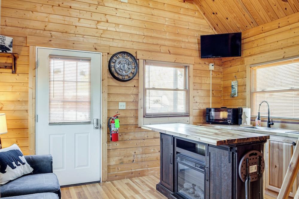 Fire Pit + Pool Access: Cozy Cabin in Sevierville!